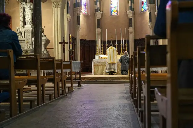 Un sacerdote celebrando una misa en latín.