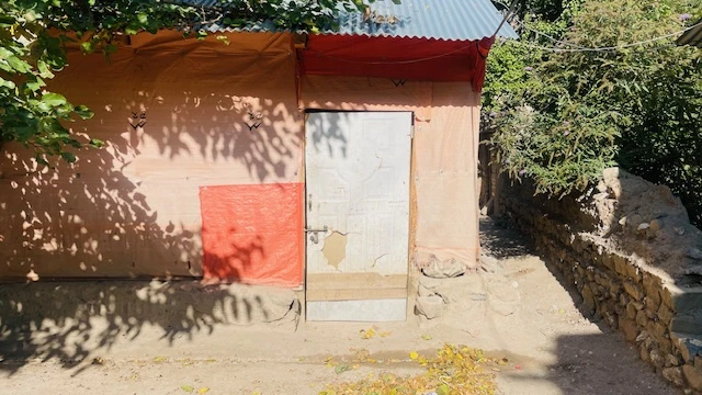 એક નાના ગામ ગ્રીનલેશ્ટમાં રસ્તાના કિનારે આવેલા એક ઘર પર તાળું લટકી રહ્યો છે