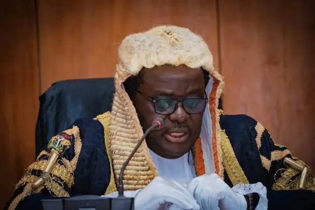 Onyeisi ụlọomeiwu Anambra steeti bụ Somtochukwu Nkem Udeze gwara kọmịshọna ndị uweojii steeti ahụ ka o wepụta aha mmadụ abụọ gbara ọsọ nakwa foto ha iji mee ka ọhanaeze mara ndị ha bụ ma nyere aka nwụchie ha.