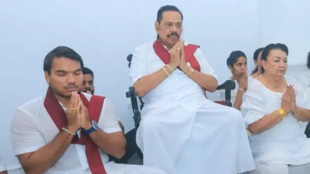 ශිරන්ති නාමල් හා මහින්ද රාජපක්ෂ සිටින ඡායාරූපයකි