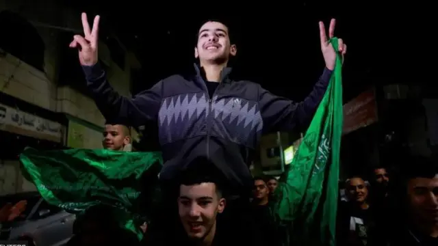 ফিলিস্তিনি বন্দীদের স্বাগত জানিয়ে রাস্তায় নেমে আসে বহু মানুষ