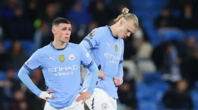 Wachezaji wawili wa Manchester City, Phil Foden (kushoto) na Erling Haaland baada ya kuchapwa 4-0 nyumbani na Tottenham.