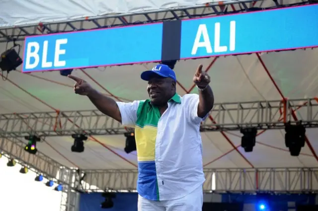 Le président gabonais sortant Ali Bongo Ondimba gesticule alors qu'il prononce un discours lors de son dernier meeting électoral au stade Nzang-Ayong de Libreville, le dernier jour de la campagne présidentielle, le 26 août 2016.