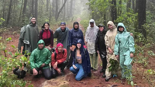 Tim peneliti dari SPUN, BRIN dan akademisi bersama tim peliput BBC News Indonesia, setelah foto ini, mereka berjalan kaki lagi mencari sampel tanah.