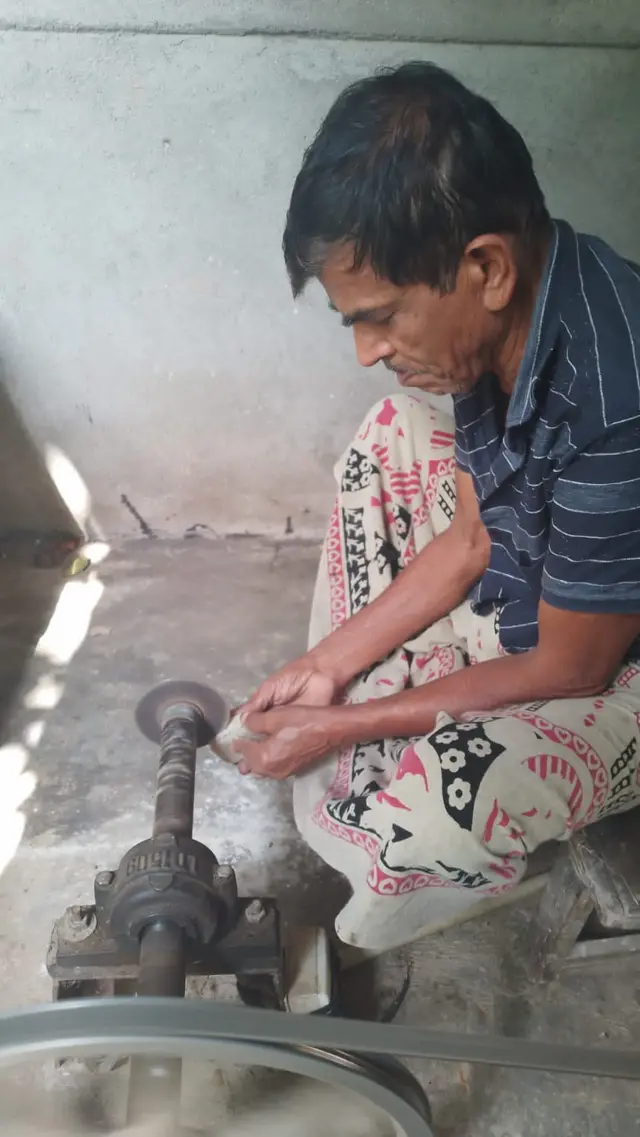 Chulamani Gunasoma shaping a diyatharippu