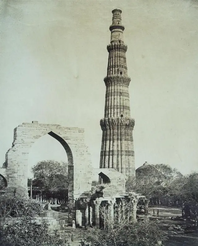 दिल्लीला गेल्यानंतर बाबरने कुतुबमिनारलाही भेट दिली होती.