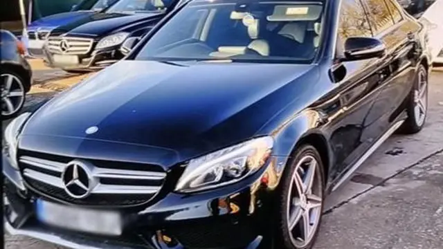 Mobil Mercedes C-Class diparkir di luar rumah Kerri Pegg pada saat penangkapannya