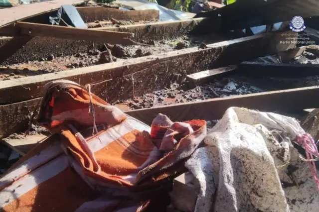 လေကြောင်းဗုံးကြဲခံရတဲ့ ပျဉ်းမပင်ဆိပ်ရွာ