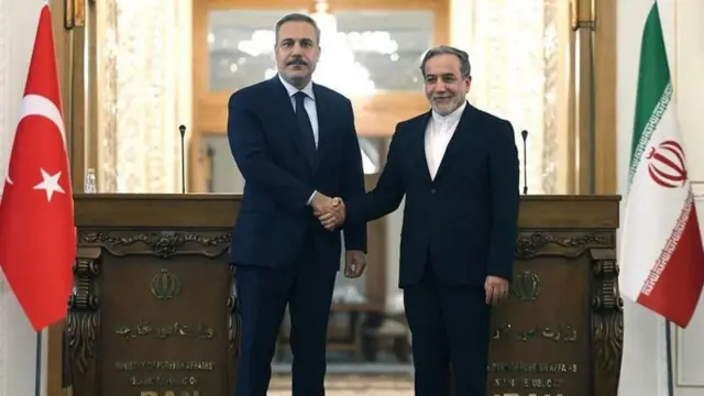 تصویری از نشست خبری هاکان فیدان، وزیر خارجه ترکیه، و همتای ایرانی او، عباس عراقچی، که در نوامبر ۲۰۲۵ در تهران برگزار شد