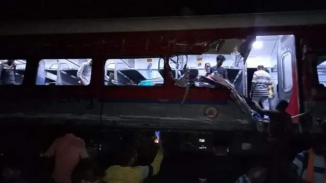 দুর্ঘটনায় বহু লোক হতাহত হয়েছে বলে প্রাথমিক খবরে বলা হচ্ছে