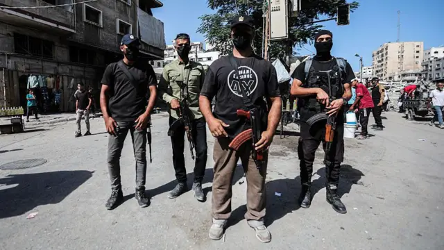 با عقبنشینی اسرائیل، واحدهای مسلح حماس کنترل را در دست گرفتند، برخی با لباس شخصی و برخی دیگر با یونیفرم آبی پلیس غزه