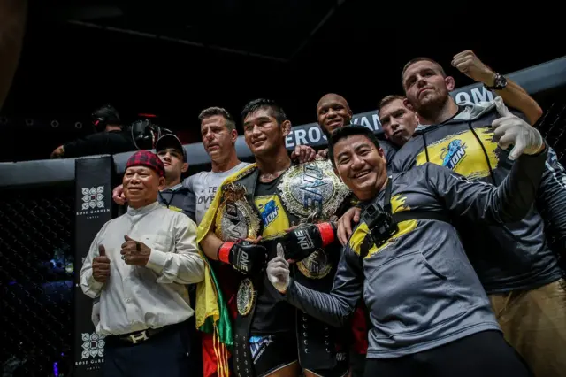 ၂၀၁၈ ခုနှစ်က ချန်ပီယံ ခါးပတ် ၂ ခုနဲ့ အောင်လနဲ့အတူ ဖခင်နဲ့ သူငယ်ချင်းများ