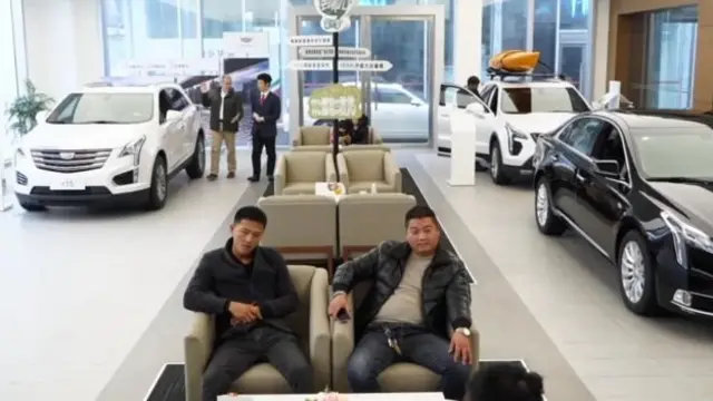 Keluarga Cao Chenyi harus menutup lima toko penyalur mobilnya.