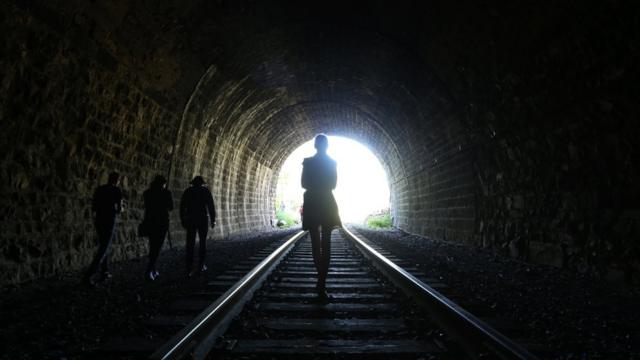 游客在伊尔库茨克附近一段西伯利亚铁路老隧道中漫步