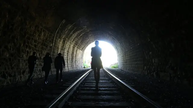 游客在伊尔库茨克附近一段西伯利亚铁路老隧道中漫步