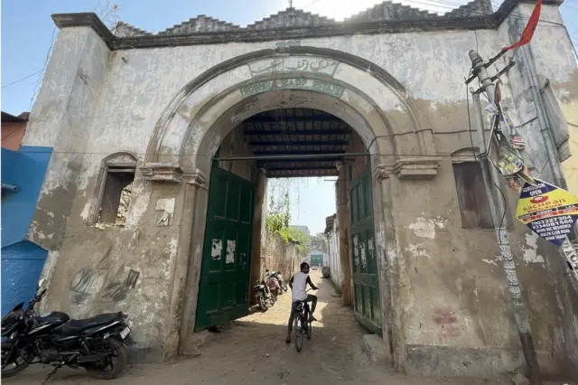 मदरसा अज़ीज़िया की लाइब्रेरी