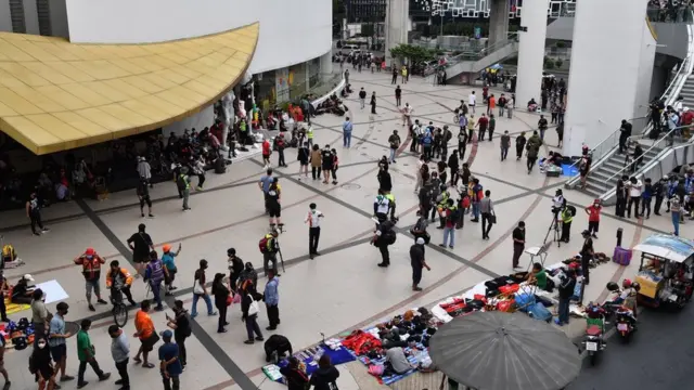 บรรยากาศมวลชนรวมตัวกันที่แยกปทุมวันร่วมกิจกรรมการชุมนุมในวันนี้
