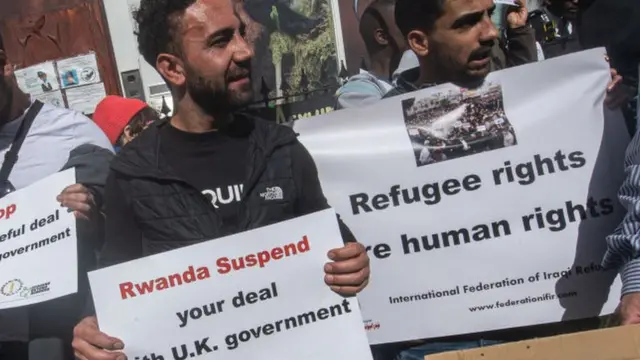 متظاهرون في لندن يعترضون على خطة الترحيل إلى رواندا