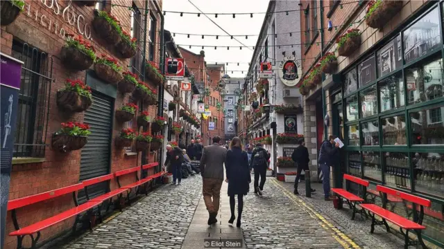 几乎没人知道有一条河流经过贝尔法斯特市中心的街道。（Credit: Eliot Stein）