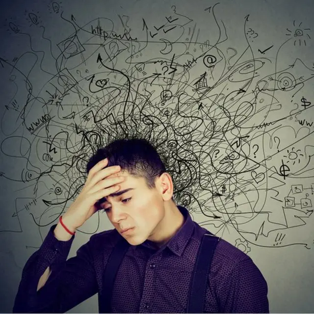 टाउकोमा हात