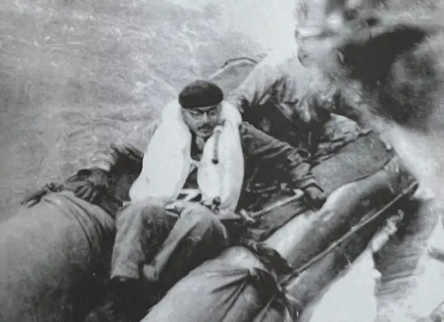 ரப்பர் படகில் நேதாஜி