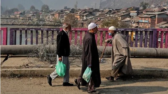 Adultos indianos caminhando