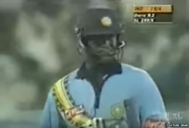 विनोद कांबली अपने अंतिम अंतरराष्ट्रीय मैच में आउट होकर जाते हुए