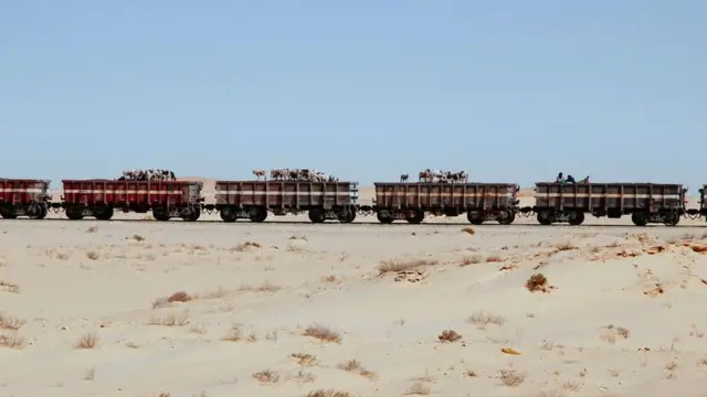يعد قطار الصحراء في موريتانيا، الذي يبلغ طوله كيلومترين، واحدا من أطول القطارات في العالم