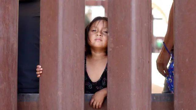 সীমান্তের ওপারে উদ্বেগ আর উৎকণ্ঠায় দিন কাটাচ্ছেন শত শত অভিবাসন প্রত্যাশী