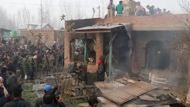 मुठभेड़ के बाद तबाह हुआ एक घर