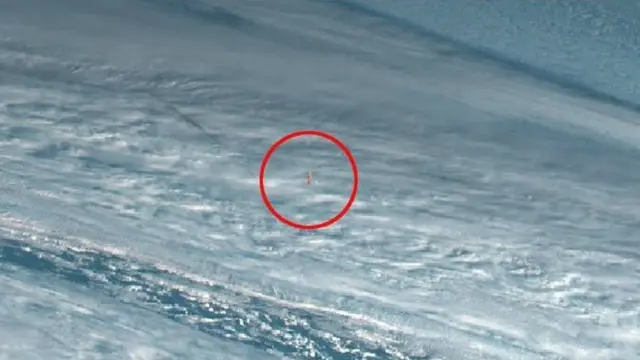 जपानच्या हिमावारी या उपग्रहाने हा अशनी टिपला आहे.