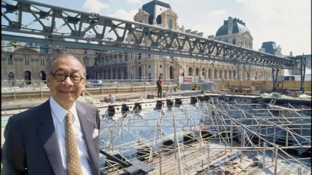 بي أثناء بناء الهرم الزجاجي