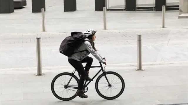 Mulher andando de bicicleta