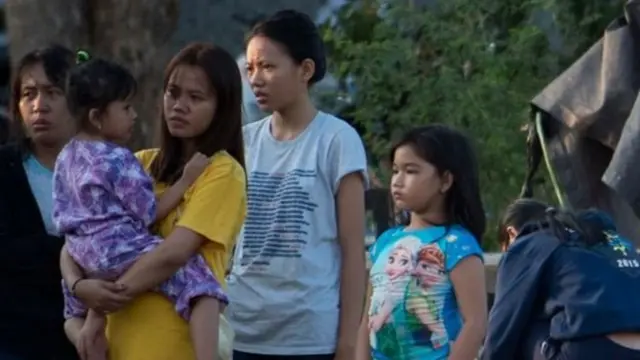 บรรดาผู้ประสบภัยที่รอดชีวิตต้องนอนค้างคืนกันกลางแจ้ง