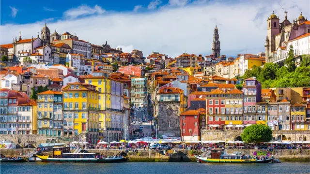 Imagem mostra imóveis e barcos na cidade do Porto,como fazer retirada no sportingbetPortugal