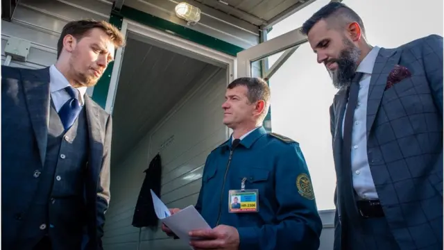 Прем'єр Олексій Гончарук (ліворуч) каже, що митники під керівництвом Максима Нефьодова (праворуч) запрацюють по-новому