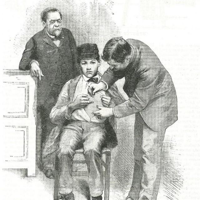 巴斯德（左）旁觀助手給一名患者注射狂犬病疫苗。1885年12月19日《美國科學》雜誌插圖