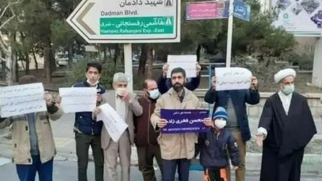 سایت انتخاب در گزارشی نوشته که پدر مصطفی احمدی روشن نیز در میان معترضان حضور داشت