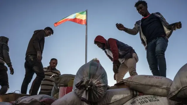 أشخاص ينقلون مواد غذائية