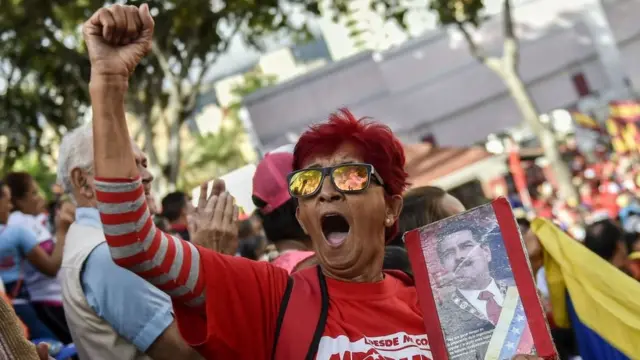 Los partidarios del gobierno de Nicolás Maduro acudieron el miércoles al palacio presidencial de Miraflores para respaldarle.