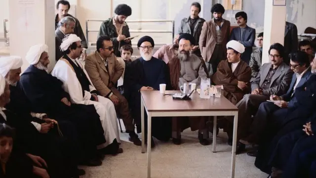 مذاکرات صلح کردستان ابوالحسن بنی صدر، اکبر هاشمی رفسنجانی، محمد بهشتی، محمود طالقانی در کنار احمد مفتی‌زاده و دیگر نمایندگان کردها