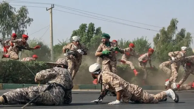 تقارير تقول إن من بين القتلى 8 من عناصر الحرس الثوري وصحفي