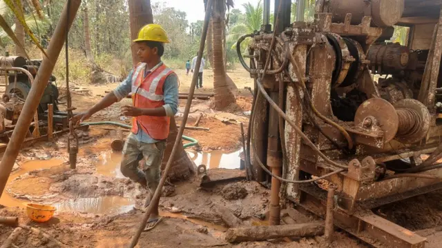 అణు విద్యుత్ కేంద్ర నిర్మాణానికి భూపరీక్షలు నిర్వహిస్తున్న సిబ్బంది