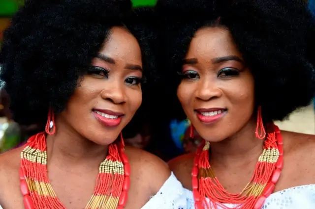 Impanga Kehinde Olofin (ibumodo) na Taye Olofin mu ihuriro ry'impanga ku isi (Igbo-Ora World Twins) muri Nigeria kuwa gatandatu