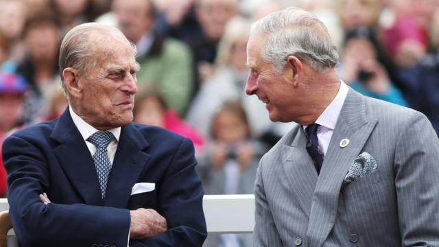 2016年10月， 公爵與兒子——查爾斯王子一起。