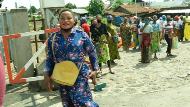 Ku ruhande rw'u Rwanda, abagore bakora ubucuruzi buciriritse bagiye kwambuka binjira muri DR Congo