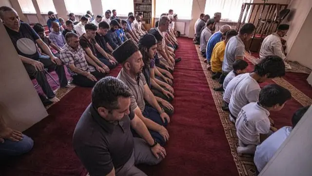 د اوکرایین ډرینپو اسلامي کلتوري مرکز کې مسلمانان د لوی اختر لمونځ کوي.