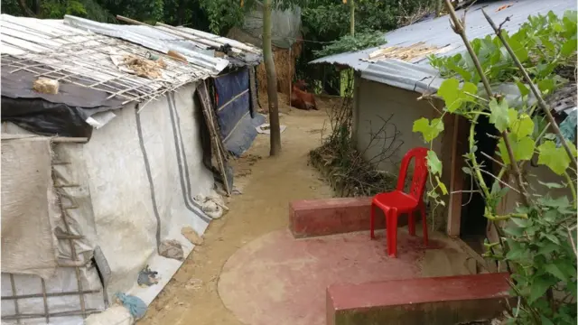 বালুখালিতে অবস্থিত বাঁদিকের ঘরটিতে থাকে একটি রোহিঙ্গা পরিবার। ভিটার মালিক ডানদিকের ঘরটি একটি বাঙালী পরিবারের।