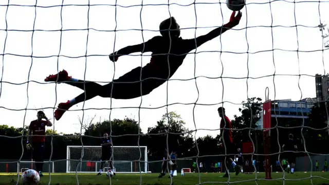 కోల్‌కతాలో ఫుట్‌బాల్ ఆటగాళ్ల సాధన