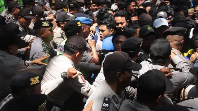 demo di depan gedung DPRD kota Malang.